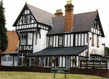 The Tudor Court Hotel ソリフル エクステリア 写真
