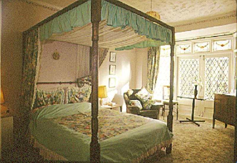 The Tudor Court Hotel ソリフル 部屋 写真